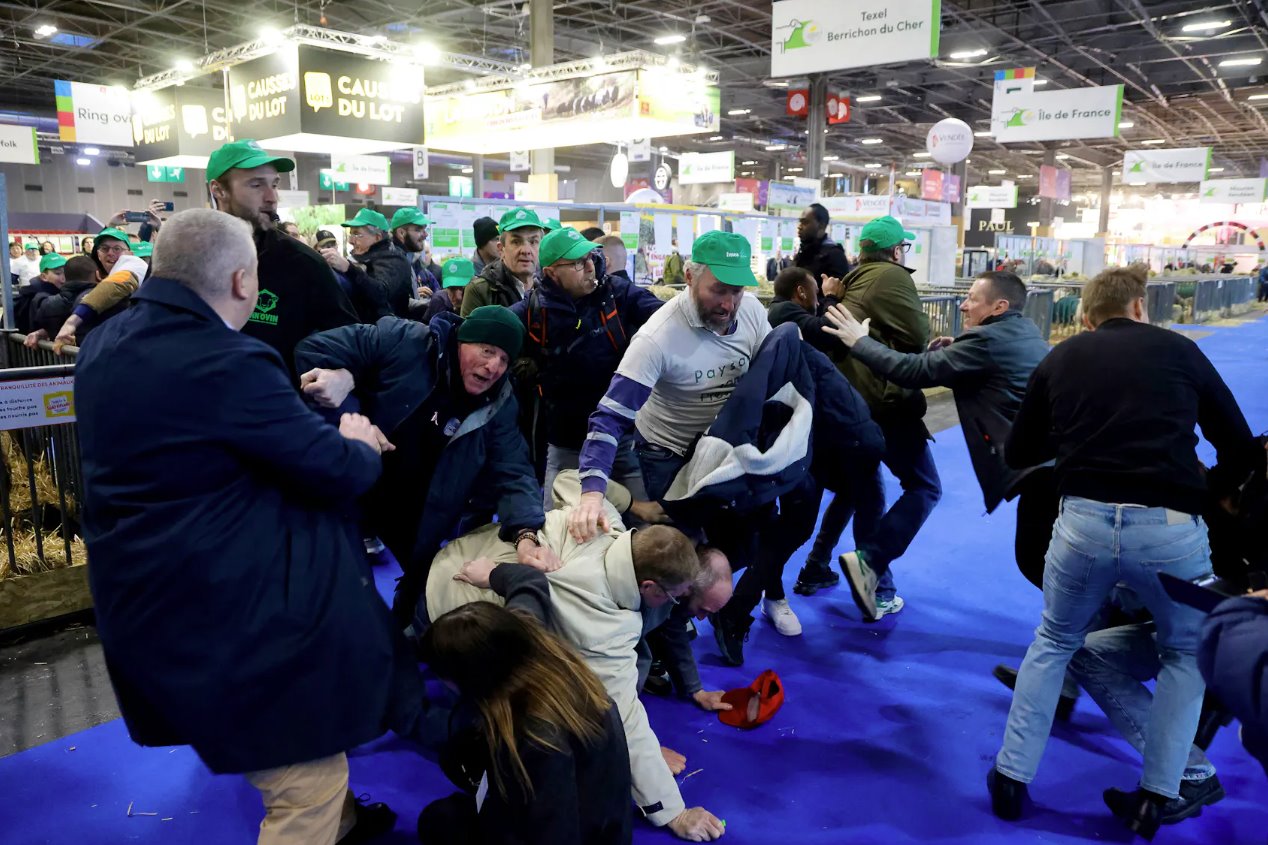 2024年2月24日,戴著FNSEA帽子的抗議者聚集在法國巴黎凡爾賽門展覽中心舉行的第60屆國際農(nóng)業(yè)博覽會(Salondel\Agriculture)開幕式上抗議。