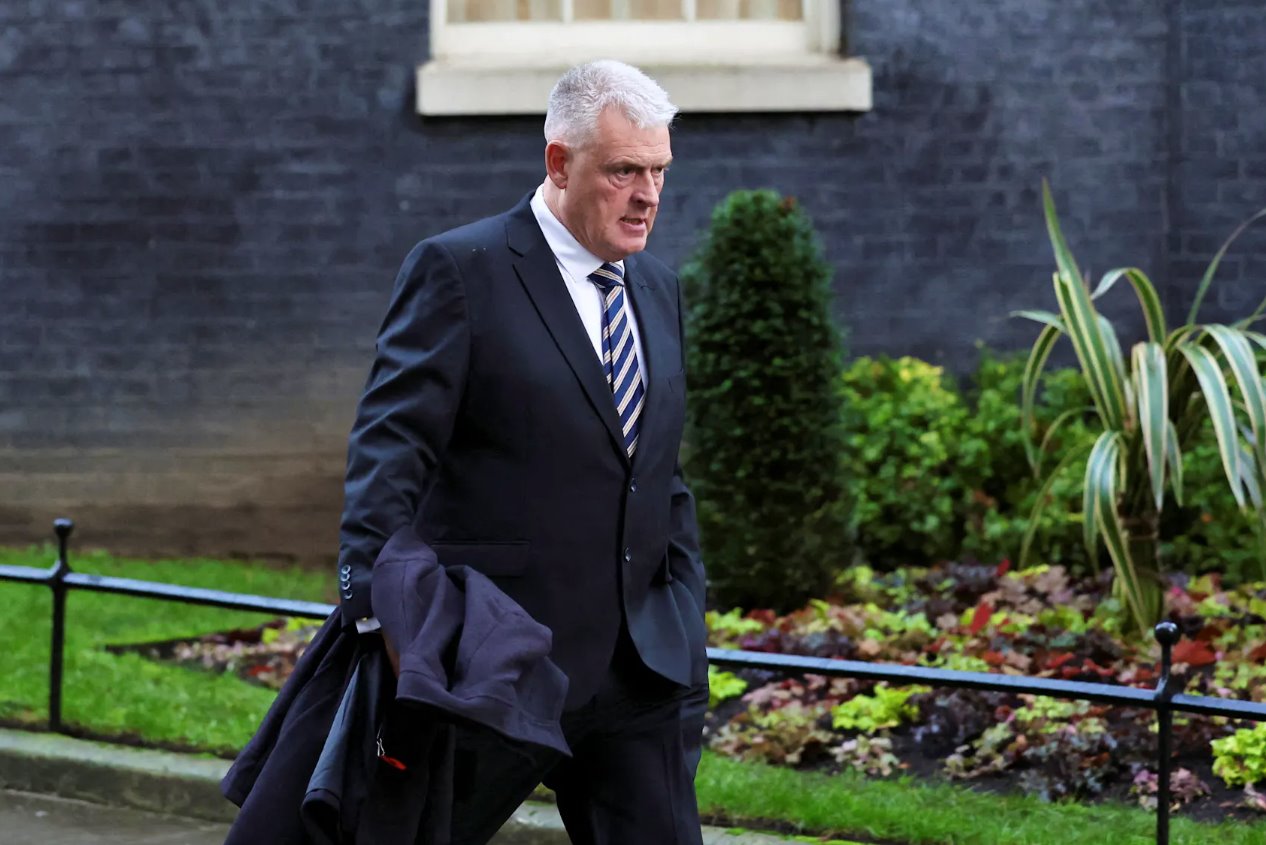 2023年12月12日，保守黨副主席李&middot;安德森在英國倫敦唐寧街10號散步。