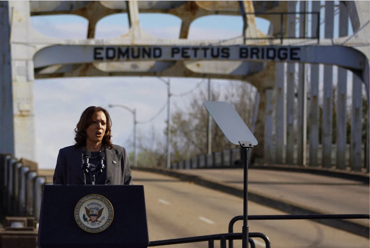 美國副總統卡馬拉·哈里斯于2024年3月3日在美國阿拉巴馬州塞爾瑪舉行的“血腥星期日”周年紀念活動中發表講話。