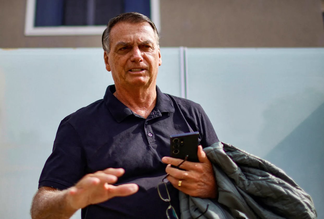 2024年2月22日，巴西前總統雅伊爾&middot;博爾索納羅在巴西巴西利亞向聯邦警察作證前站在自家門前。