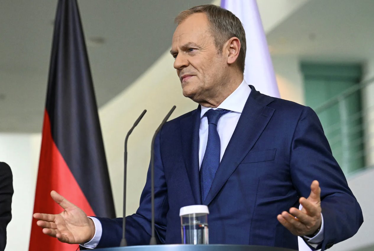 波蘭總理唐納德·圖斯克于2024年3月15日在德國柏林總理府與德國總理奧拉夫·舒爾茨和法國總統伊曼紐爾·馬克龍在“魏瑪三角”磋商論壇三邊會議之前發表新聞聲明。