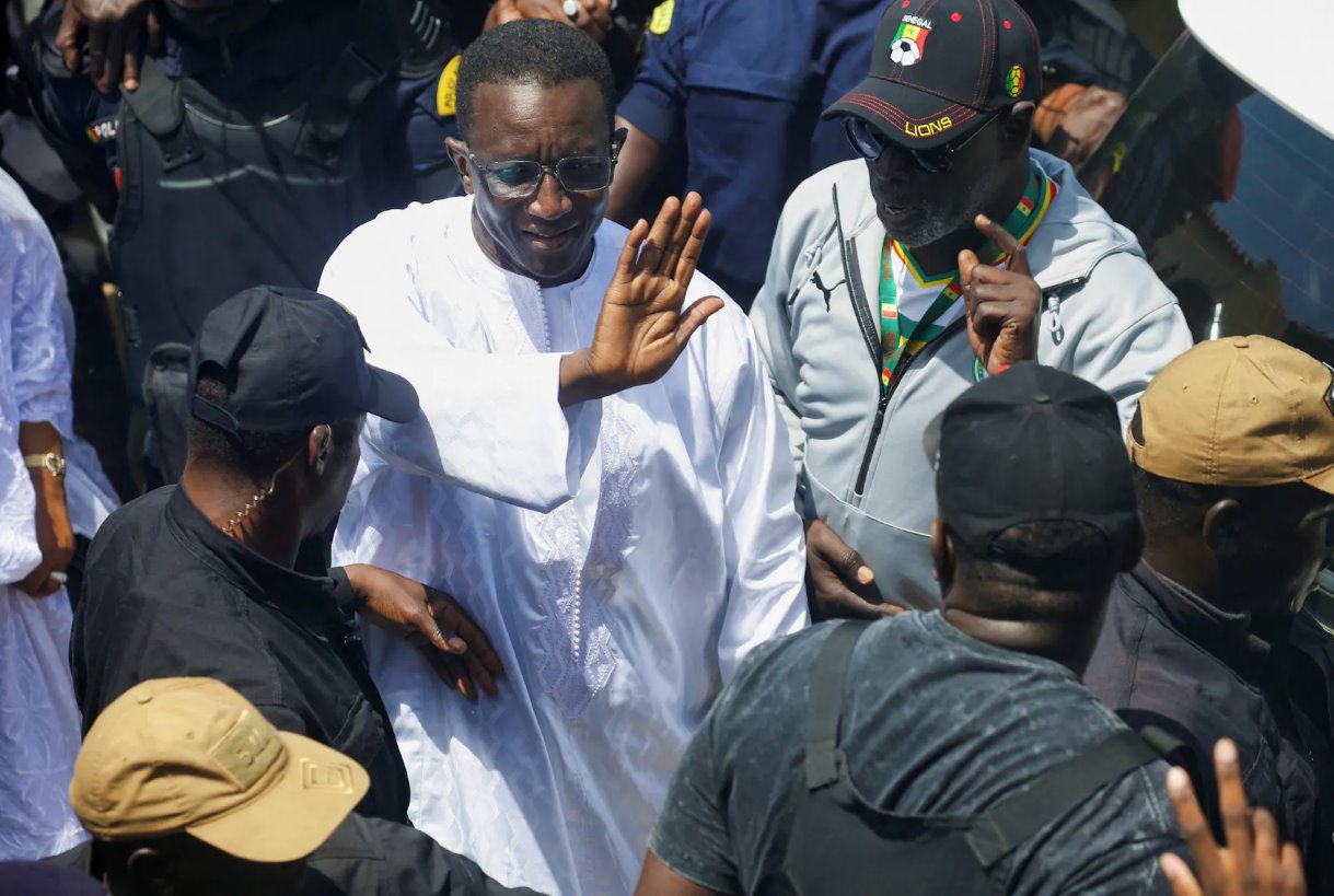 2024年3月24日，塞內(nèi)加爾執(zhí)政聯(lián)盟候選人阿馬杜&middot;巴在總統(tǒng)選舉期間在塞內(nèi)加爾達喀爾的HLMGrandMedine投票站。