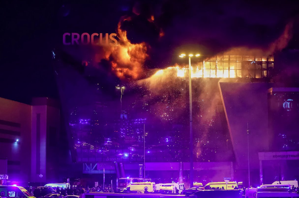 2024年3月22日,俄羅斯莫斯科郊外,發(fā)生槍擊事件后,俄羅斯緊急服務(wù)部門的救護(hù)車和車輛停在燃燒的克洛克斯市政廳音樂會場地外。