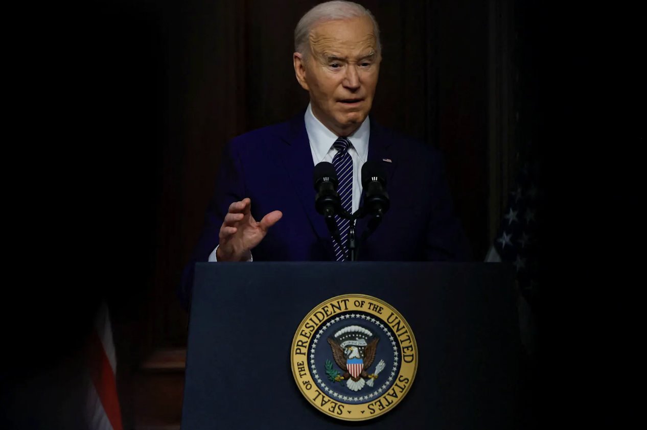 2024年4月3日,美國(guó)總統(tǒng)喬·拜登在美國(guó)華盛頓白宮艾森豪威爾行政辦公大樓的印度條約室就降低醫(yī)療保健成本發(fā)表講話。