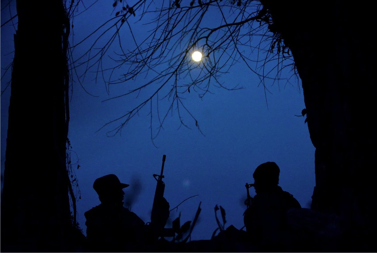 2021年12月19日，在緬甸Kawkareik的前線，可以看到人民國防軍(PDF)成員在成為抗議者后成為游擊隊(duì)員。照片拍攝于2021年12月19日。