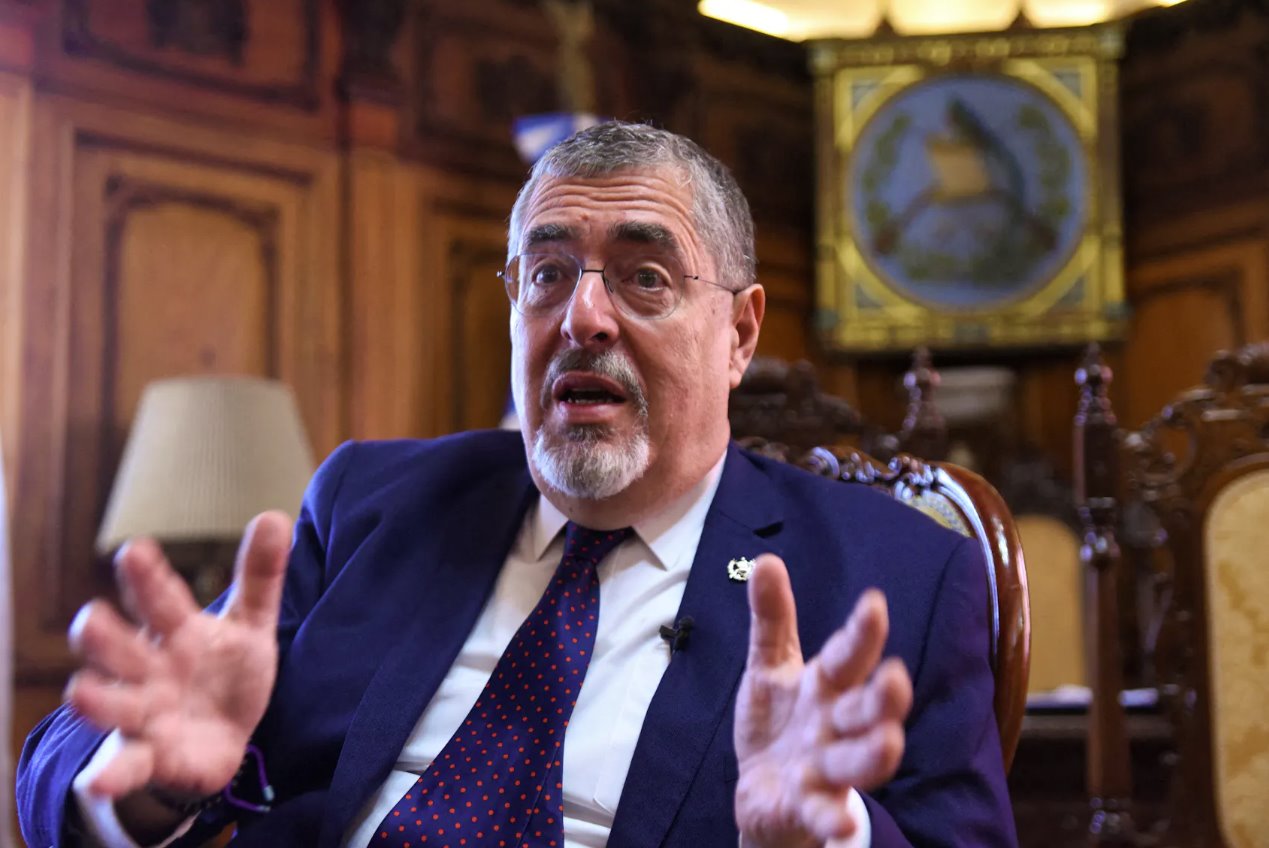 危地馬拉總統(tǒng)貝爾納多&middot;阿雷瓦洛于2024年2月8日在危地馬拉城國家文化宮接受路透社采訪