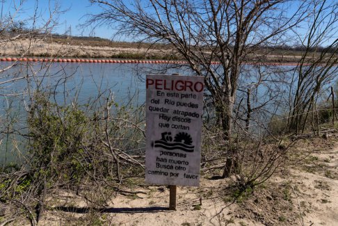 拜登政府與德克薩斯州就浮動移民屏障在美國上訴法