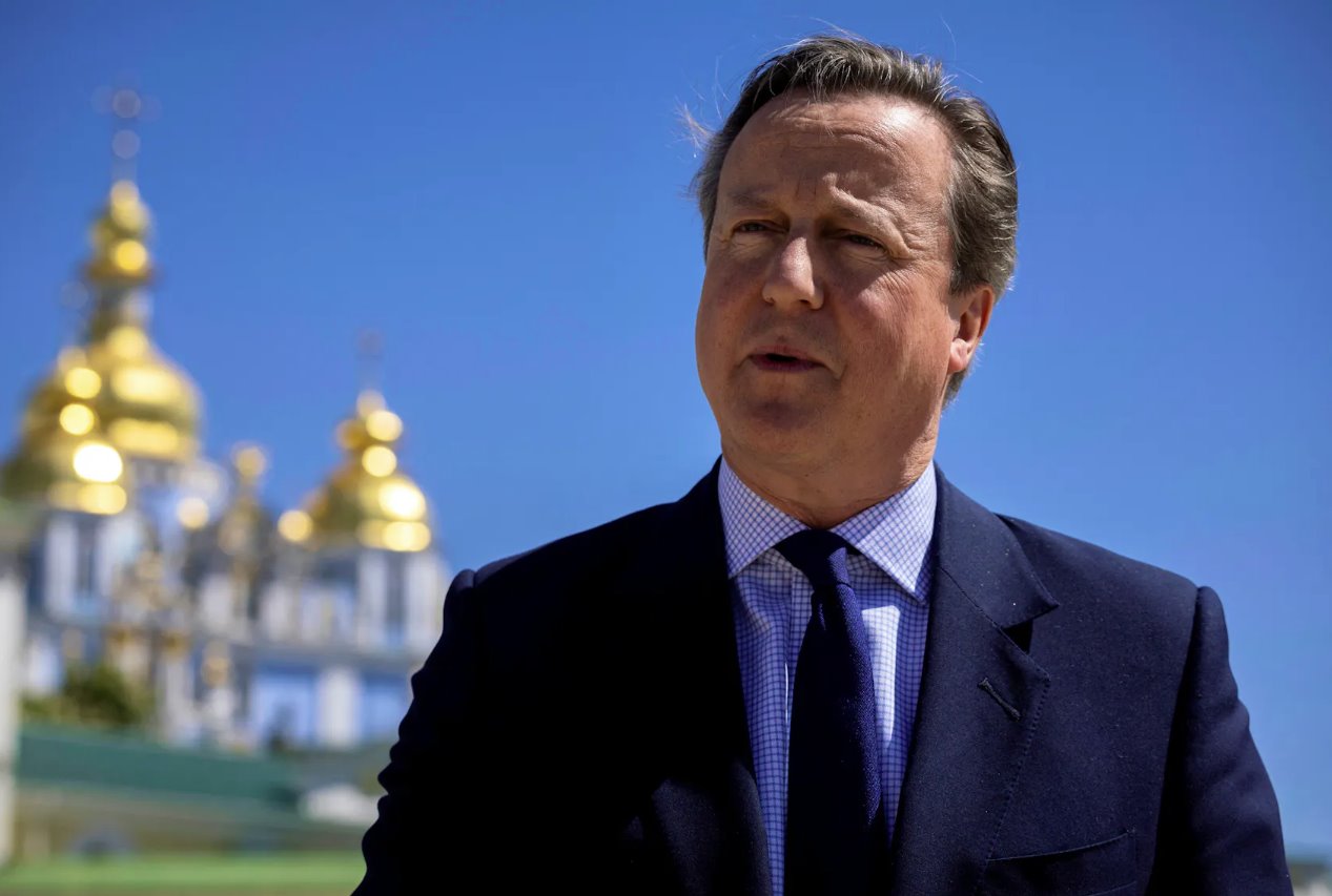 2024年5月2日，在烏克蘭基輔，俄羅斯襲擊烏克蘭期間，外交大臣戴維&middot;卡梅倫在圣邁克爾金圓頂修道院外對記者發表講話。