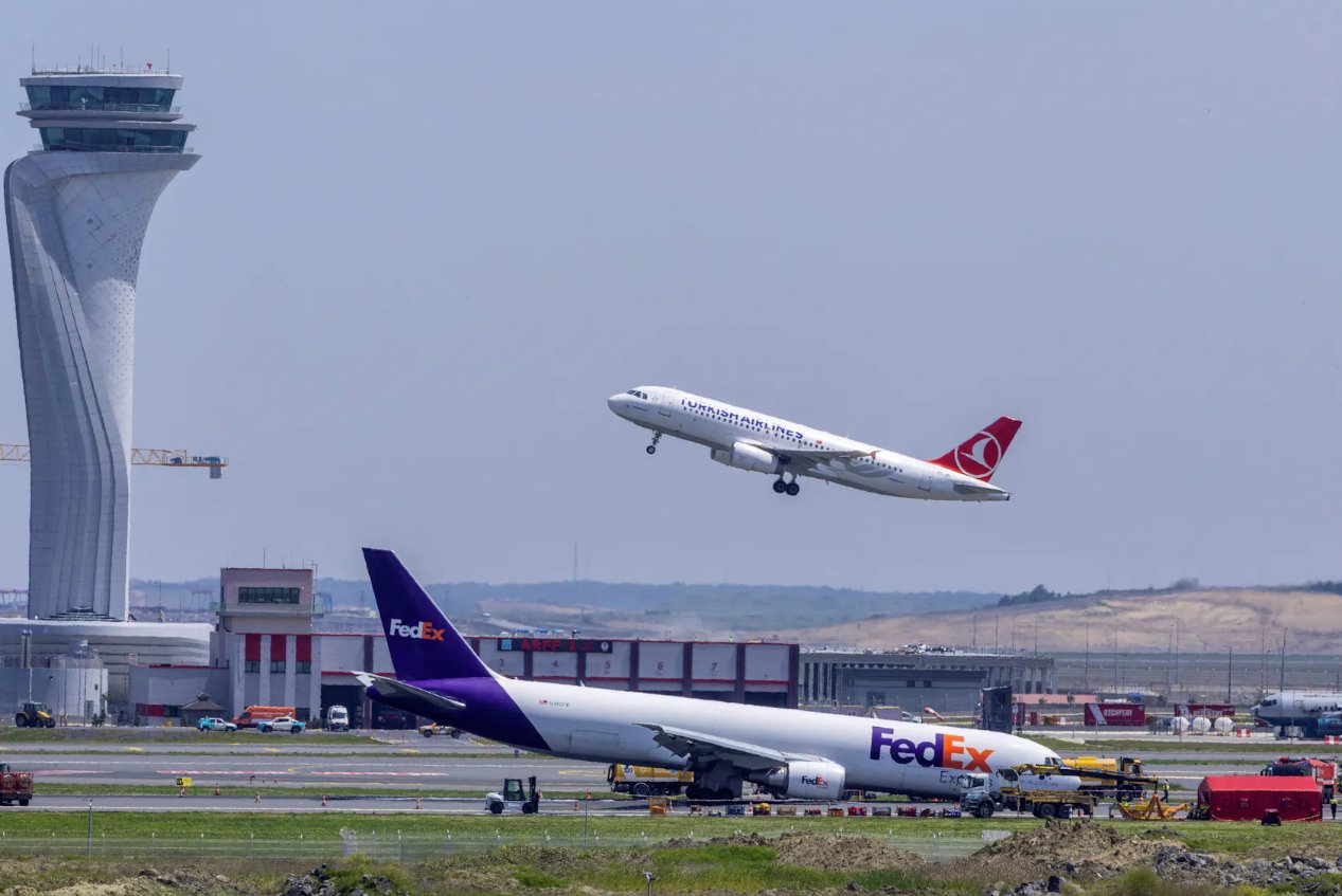 2024年5月8日，土耳其伊斯坦布爾的一條跑道上，聯邦快遞航空公司一架波音767BA.N貨機的全景圖，這架飛機于周三降落在伊斯坦布爾機場，沒有展開前起落架，但設法留在跑道上，避免了人員傷亡。