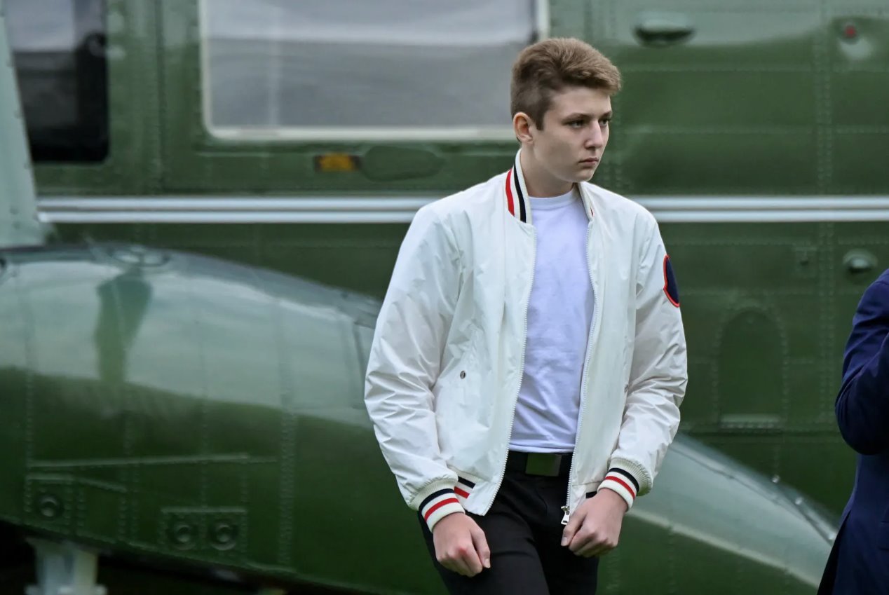 2020年8月16日,美國華盛頓,巴倫·特朗普從海軍陸戰隊一號步行前往白宮。