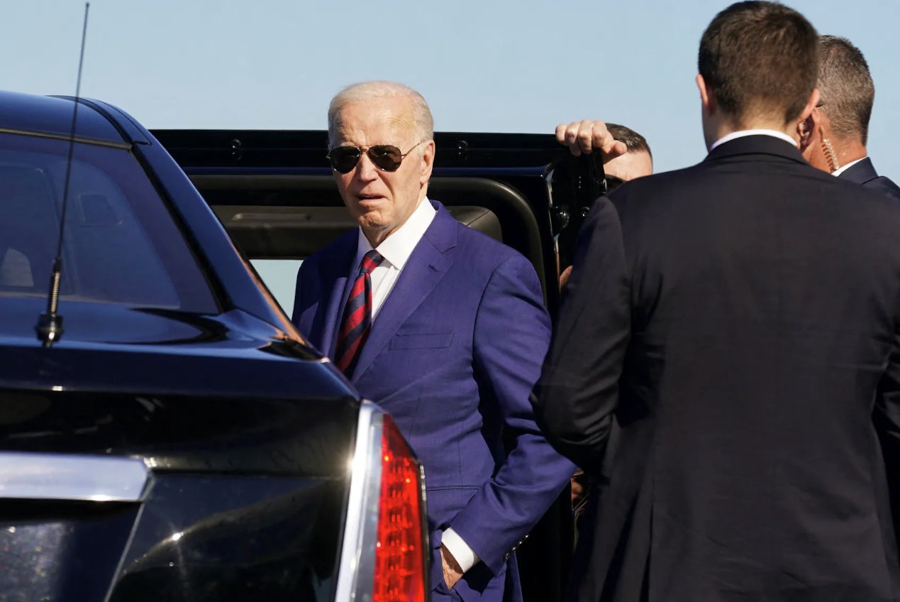 2024年5月10日，美國總統喬&middot;拜登抵達美國華盛頓州西雅圖后步入豪華轎車。