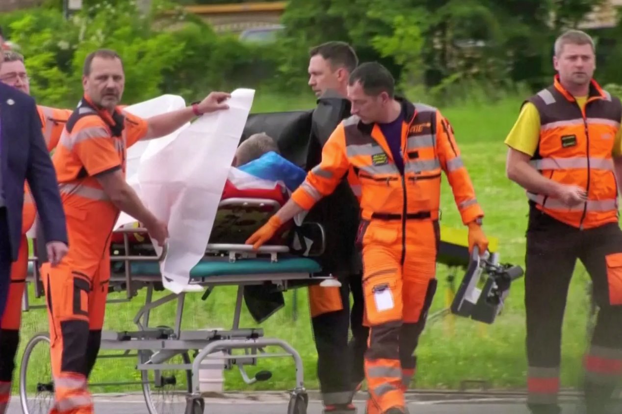 2024年5月15日,在斯洛伐克班斯卡比斯特里察,醫護人員將斯洛伐克總理羅伯特·菲科用直升機送往醫院。