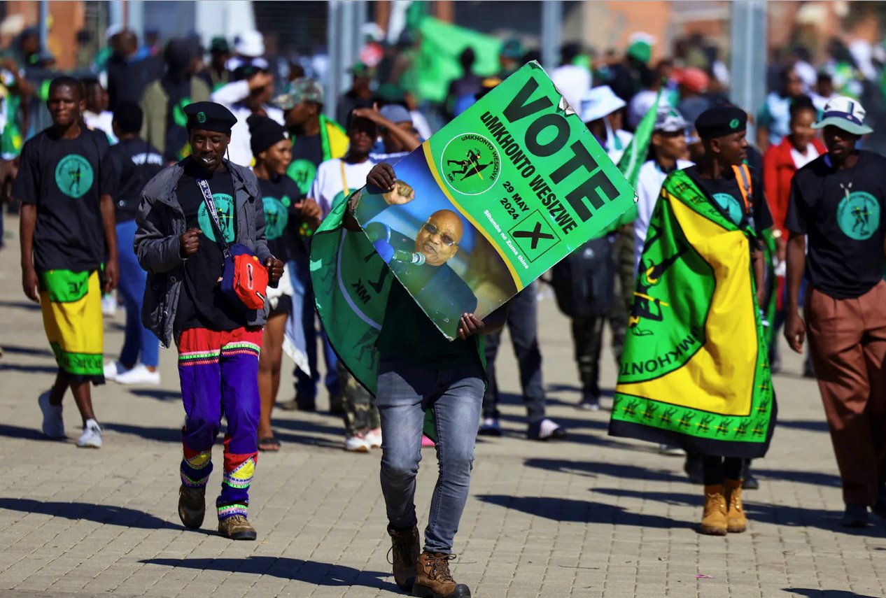 南非前總統(tǒng)雅各布&middot;祖馬(JacobZuma)的新政黨uMkhontoweSizwe的支持者在5月29日大選之前抵達(dá)南非索韋托舉行的集會(huì)，準(zhǔn)備發(fā)布選舉宣言。