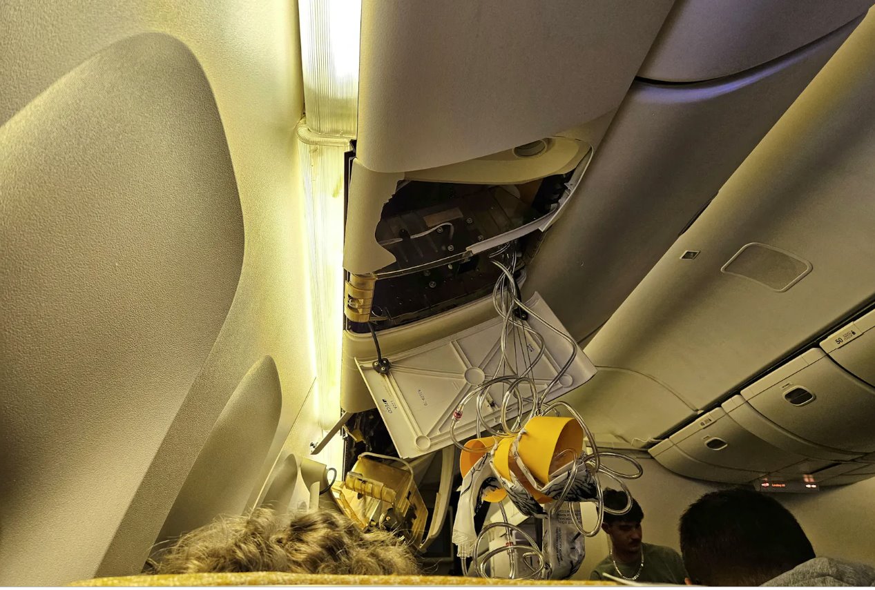 新加坡航空SQ321航班于2024年5月21日緊急降落在泰國曼谷素萬那普國際機場后的內部照片。