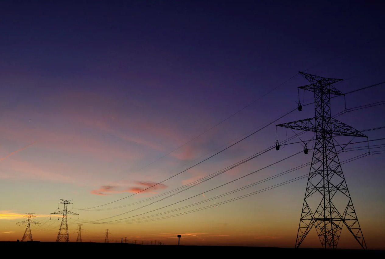 2017年3月14日,太陽落在美國德克薩斯州阿馬里洛北部平原上空的電線后面。