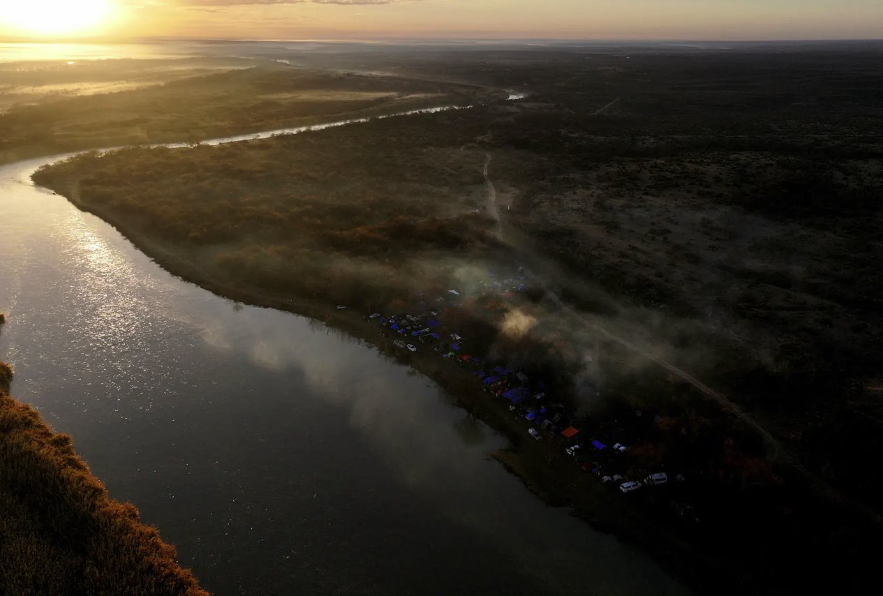 美國德克薩斯州伊格爾帕斯,格蘭德河將美國和墨西哥邊境分開。