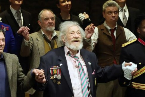 伊恩·麥凱倫爵士在表演期間從舞臺上摔下來