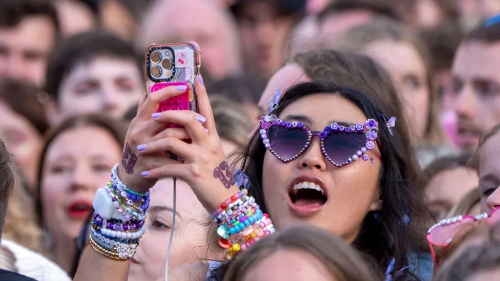 粉絲們從世界各地趕來愛丁堡,一睹這位14屆格萊美獎得主的風采