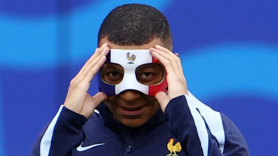 基利安&middot;姆巴佩在周四的訓(xùn)練中戴上了防護(hù)罩