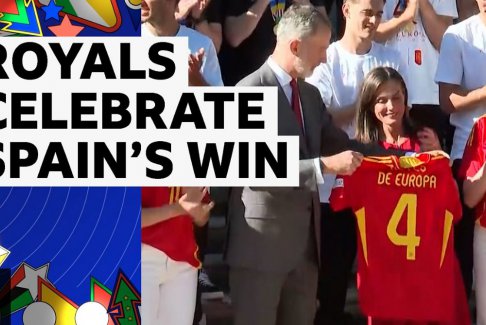 西班牙皇家為男子足球國家隊舉行歡迎儀式 球迷在街