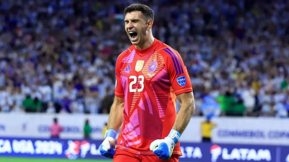 埃米&middot;馬丁內斯在點球大戰中撲出兩個點球