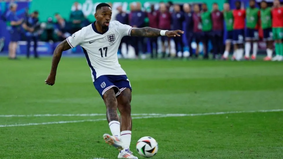 伊萬·托尼(IvanToney)在主罰點球前向瑞士門將雅恩·索默(YannSommer)看了一眼