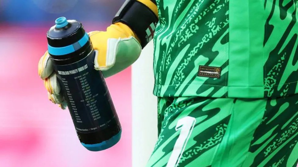 英格蘭門將喬丹·皮克福德在他的水瓶上寫下了瑞士隊球員以及他應該為點球而撲球的指示