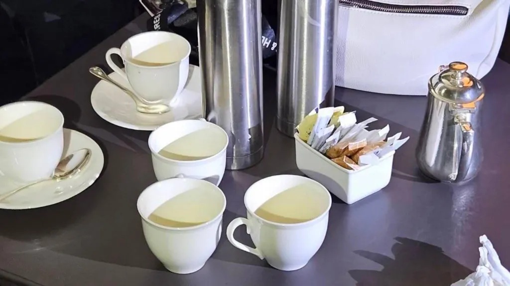 六個(gè)茶杯中都發(fā)現(xiàn)了氰化物的痕跡