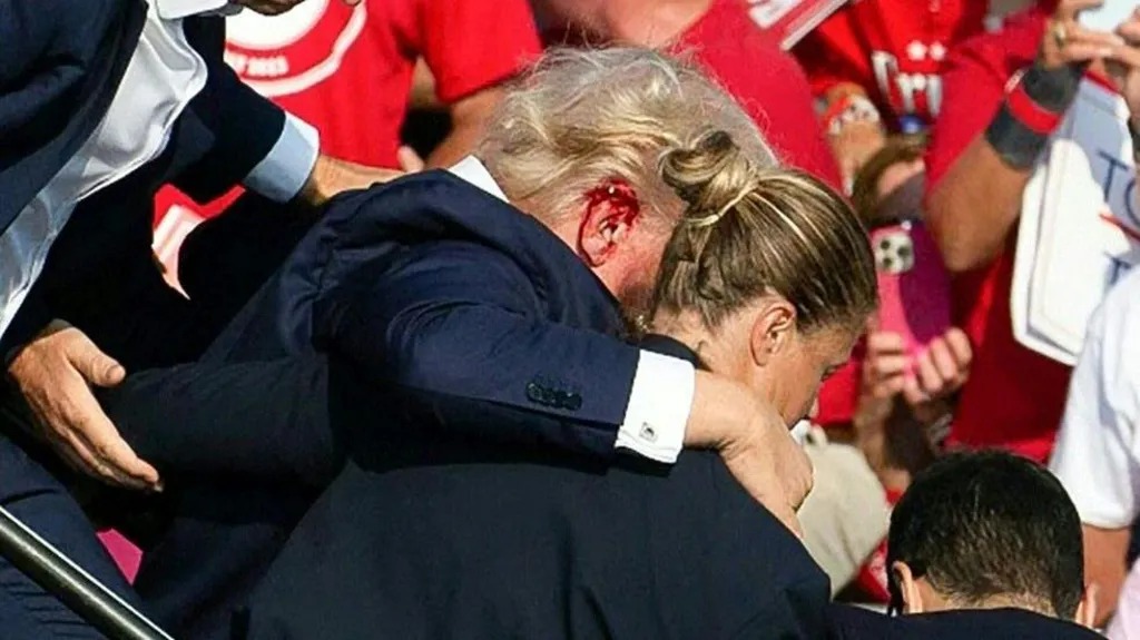 特朗普耳朵受傷流血，被工作人員保護著匆匆走下主席臺。