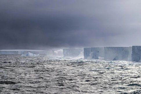 世界最大冰山在海洋陷阱中旋轉
