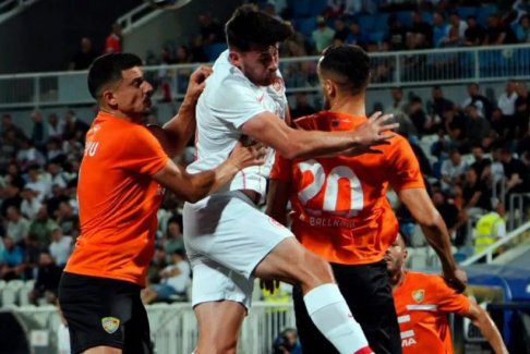 拉恩在最后時刻客場戲劇性地戰勝了巴爾卡尼