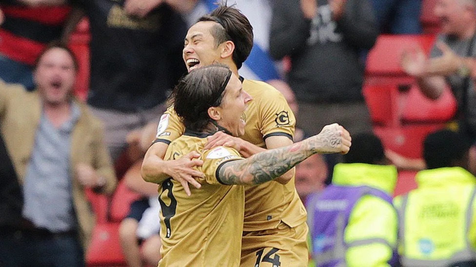 QPR替補(bǔ)林登·戴克斯(LyndonDykes)和齋藤浩貴(KokiSaito)在聯(lián)手扳平比分后慶祝