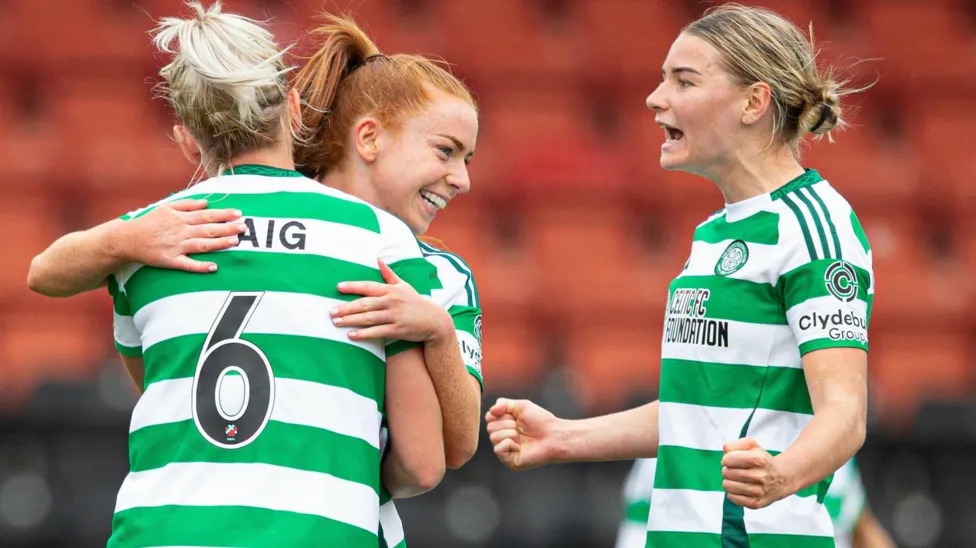 克洛伊&middot;克雷格慶祝凱爾特人對陣格拉斯哥城的決定性進球