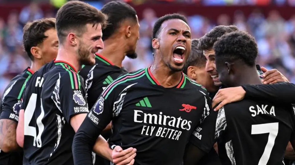 8月24日,阿森納在戰勝阿斯頓維拉的比賽中身著黑色客場球衣