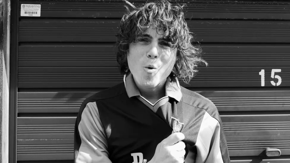 詹姆斯在15歲時進入英國達人秀決賽后，于2014年首次推出熱門單曲，此后創作的單曲已累積超過2億次播放。