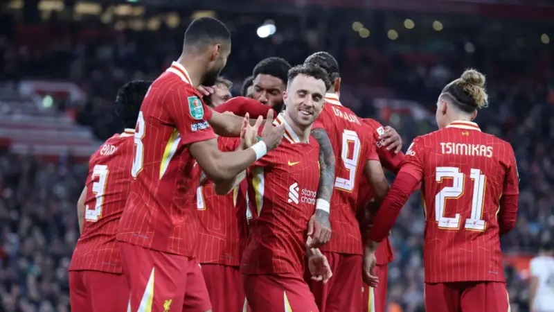 利物浦隊球員迪奧戈·若塔與西漢姆聯隊的比賽中攻入第二個進球后與科迪·加克波一起慶祝