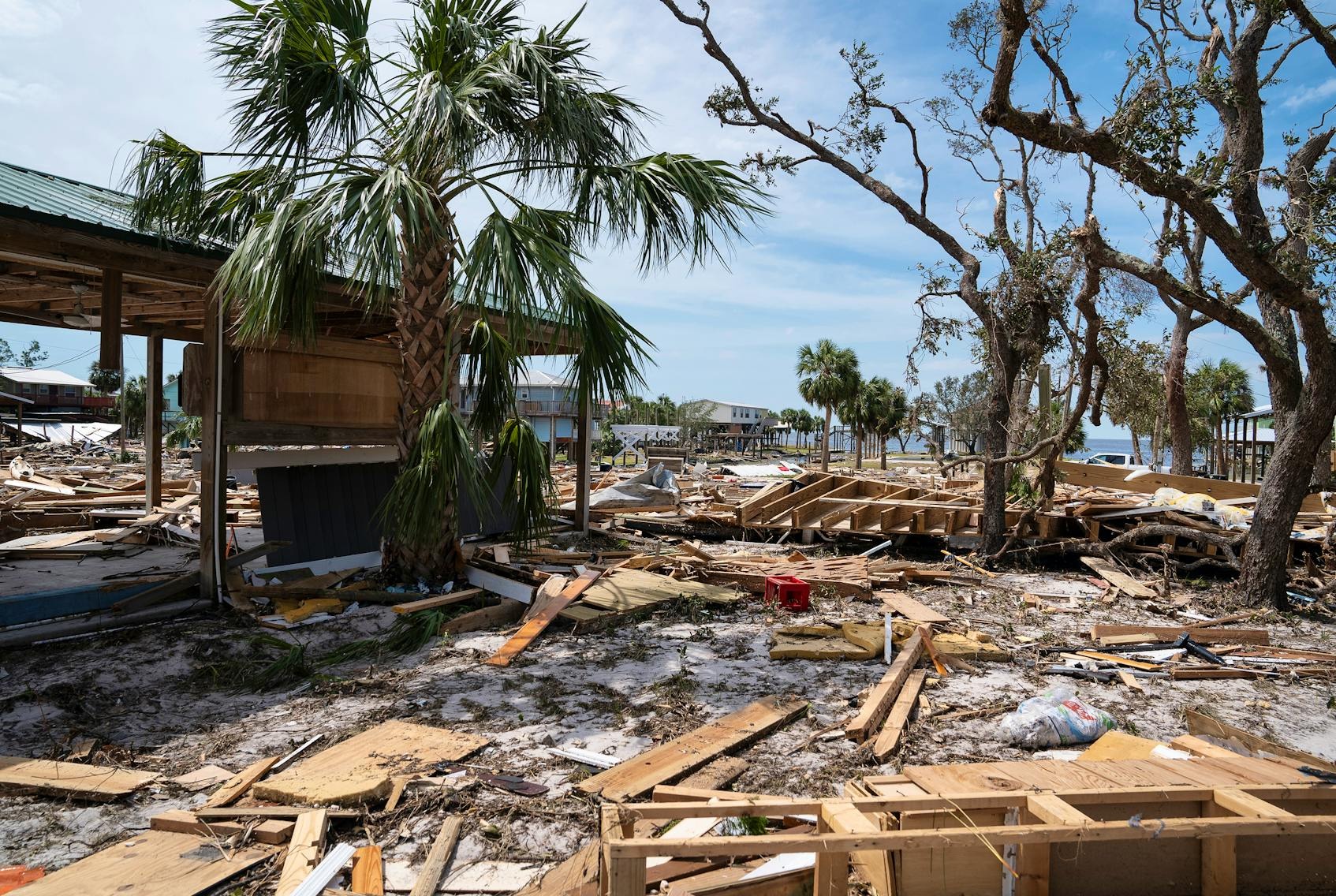  2024年9月28日星期六，佛羅里達州馬蹄海灘，被颶風(fēng)海倫摧毀的建筑物殘骸。