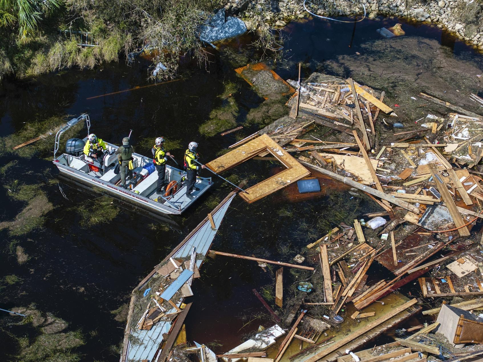 2024年9月28日，搜救人員在佛羅里達州基頓海灘的一條運河上巡邏尋找失蹤人員。