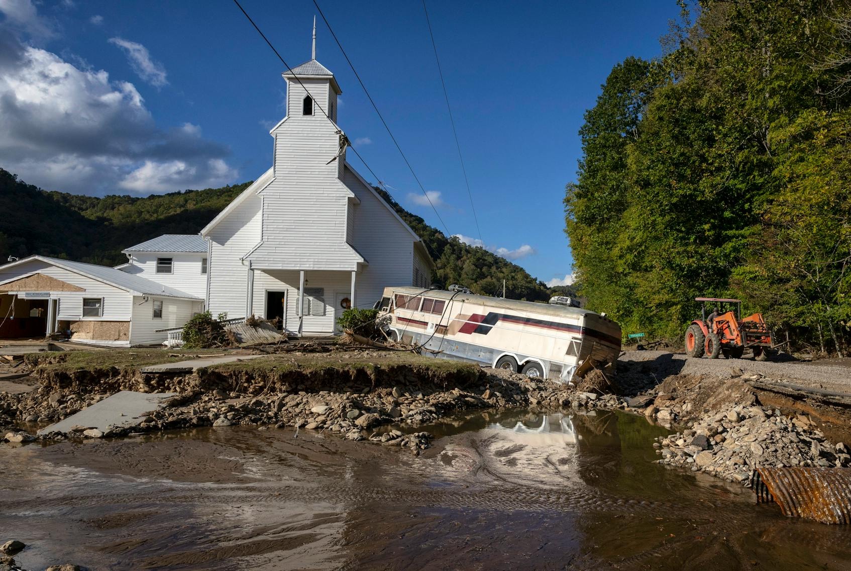 2024年10月2日星期三，北卡羅來納州彭薩科拉，颶風(fēng)海倫過后，一條街道被洪水摧毀。