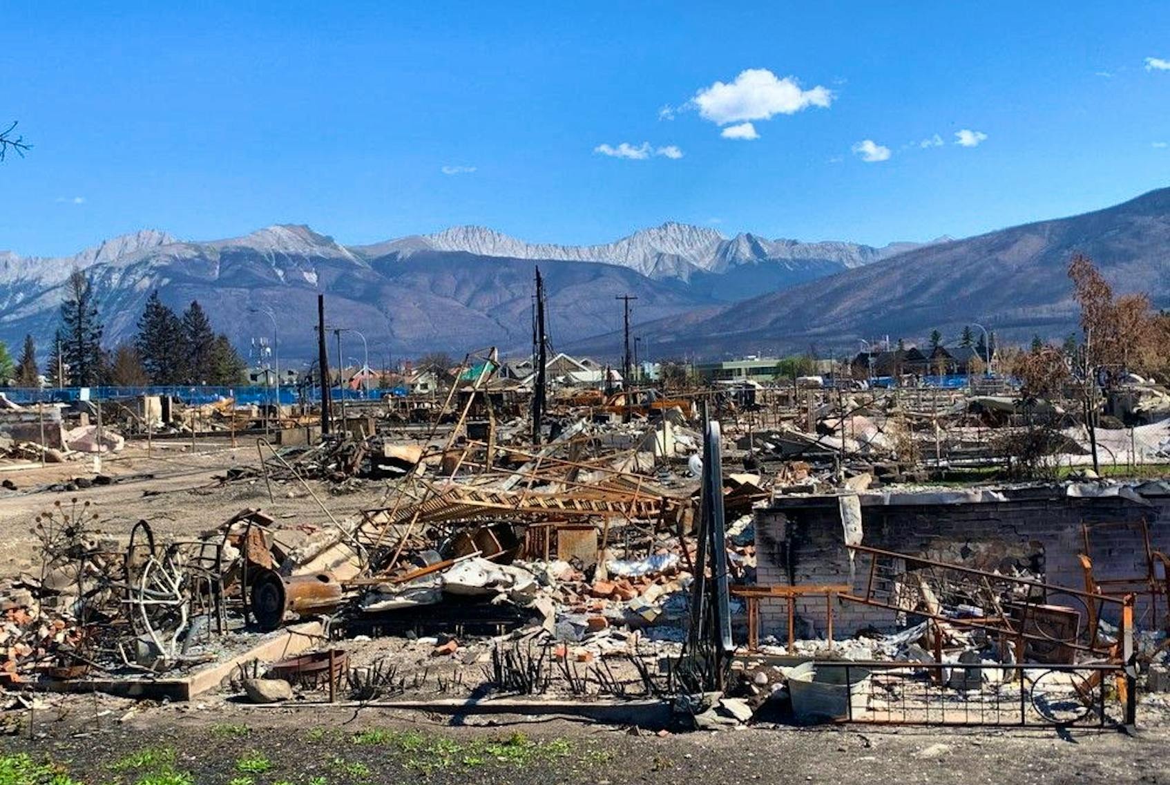 2024年8月19日,賈斯珀鎮現場顯示野火造成的破壞。