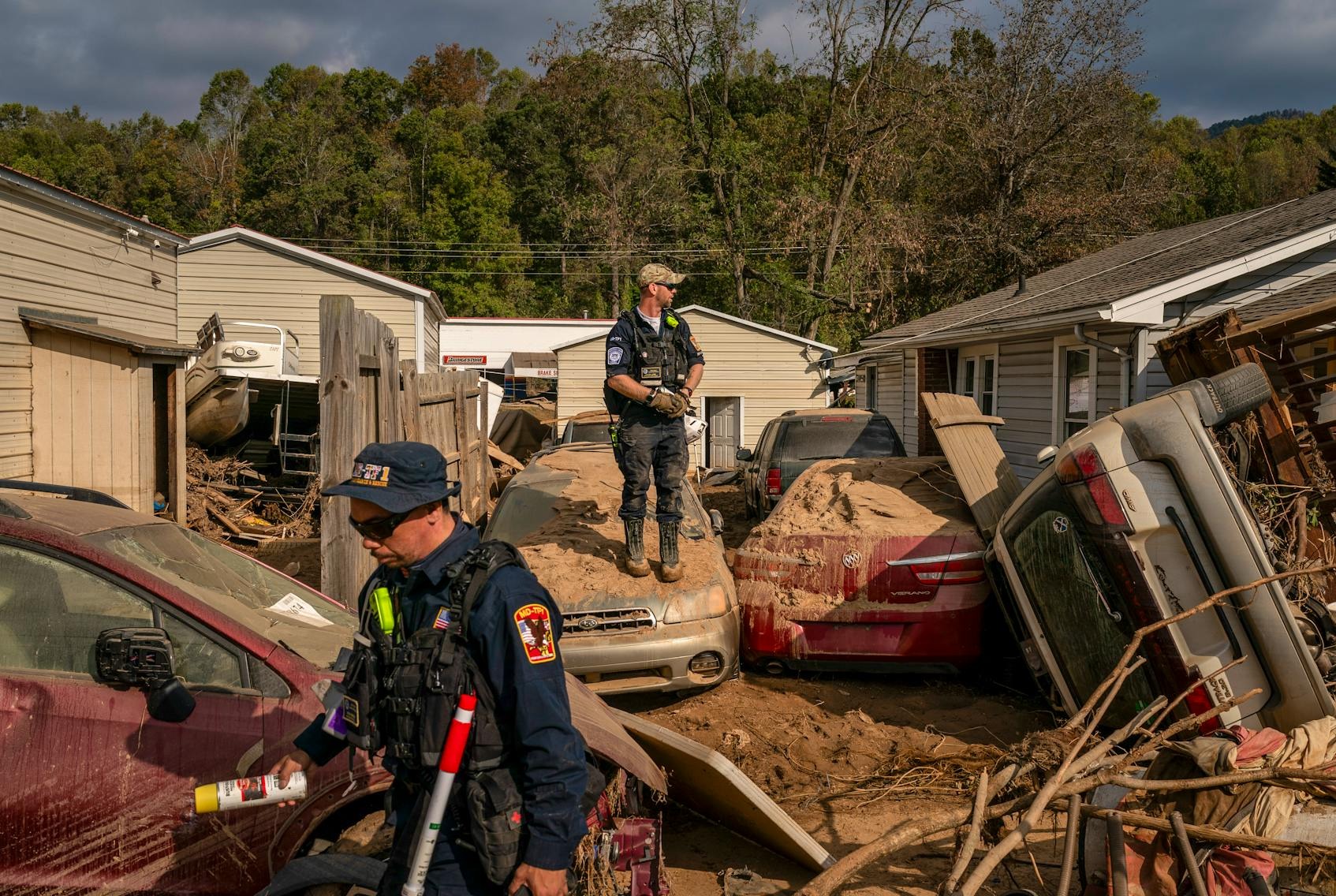 2024年10月6日，美國聯邦緊急事務管理署(FEMA)城市搜救特遣隊馬里蘭州第一特遣隊的人員在北卡羅來納州斯瓦納諾阿檢查颶風海倫后被毀的財產。