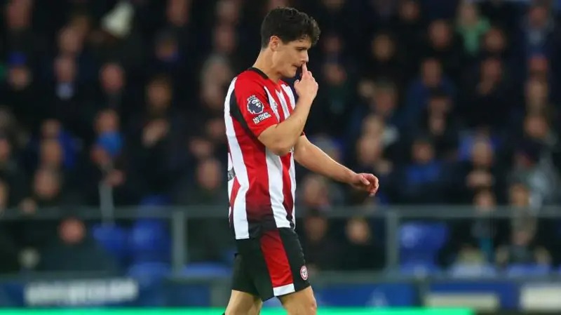 克里斯蒂安·諾加德在古迪遜公園球場(chǎng)被直接紅牌罰下