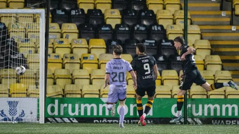 前帕蒂克薊隊前鋒羅比·繆爾黑德(右)攻入利文斯頓的第二個進球