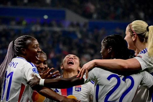 歐洲女子足球冠軍聯賽四分之一決賽里昂4-1拜仁慕尼