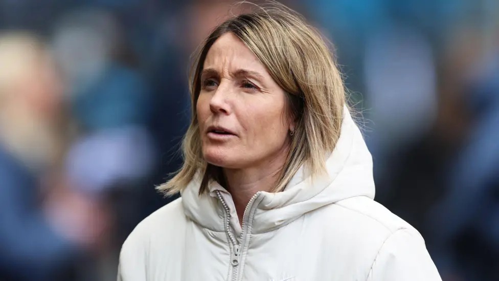 索尼婭·邦帕斯托周六贏得了她作為切爾西主教練的第一座獎杯,但對聯賽杯決賽的場地并不滿意