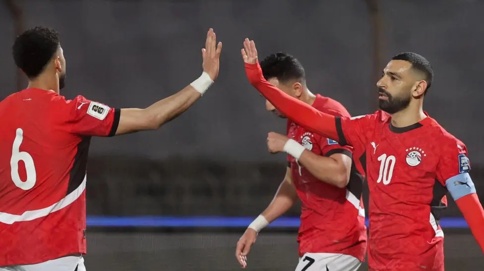 穆罕默德·薩拉赫率領(lǐng)埃及隊(duì)在開(kāi)羅戰(zhàn)勝塞拉利昂隊(duì)