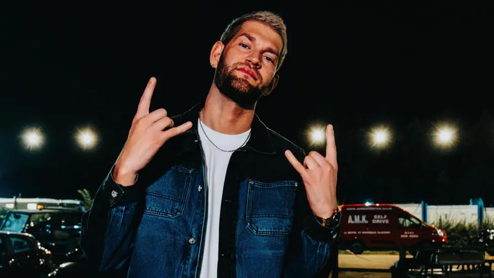 Dawe由歌手AbiFlynn演唱的新單曲《HereIn Your Arms》現(xiàn)已發(fā)行。