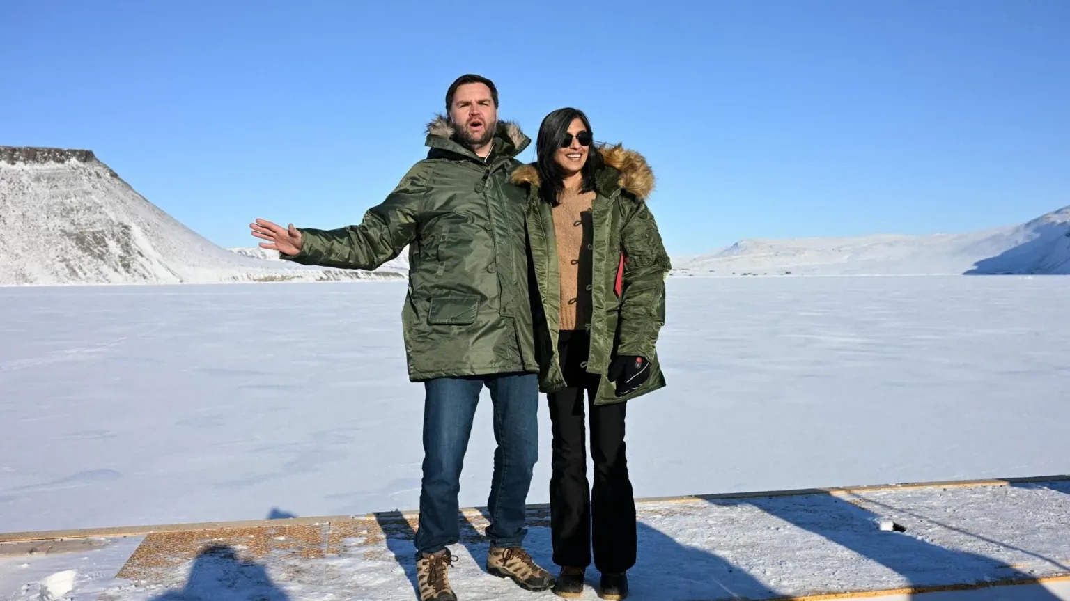 JD Vance 和他的妻子 Usha 身著厚厚的外套，背景是皚皚白雪。