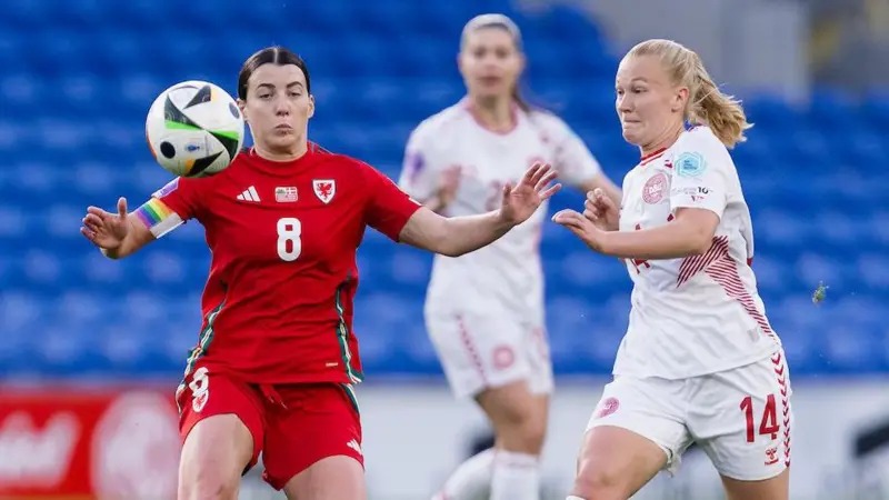 威爾士隊長安格拉德·詹姆斯爭搶球