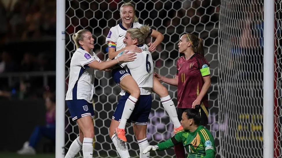 英格蘭隊?wèi)c祝在對陣比利時的比賽中攻入第二球